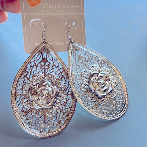 🦩Polazzo rose earrings drop 🦩 - Picture 2 of 4